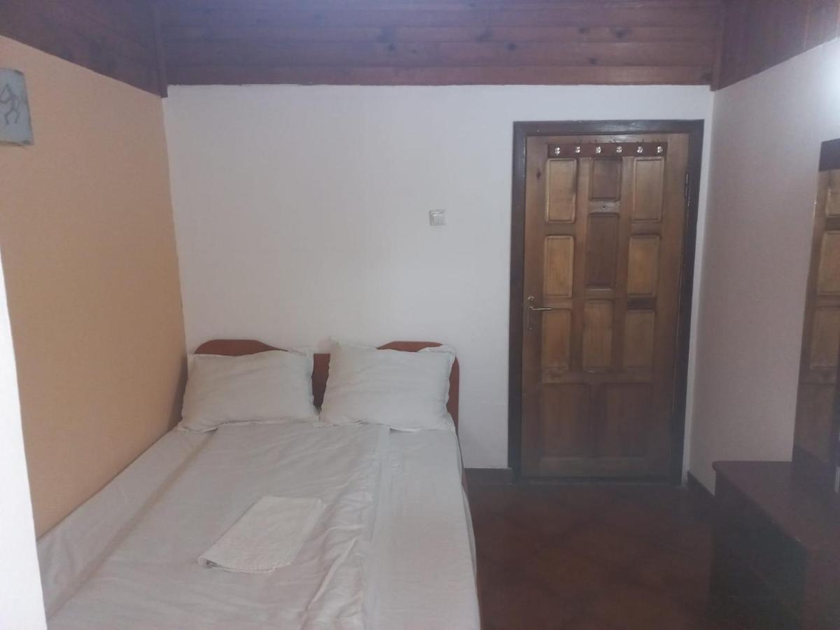 Double Room With Private Bathroom By Osteria Constantino Targoviste Exterior foto