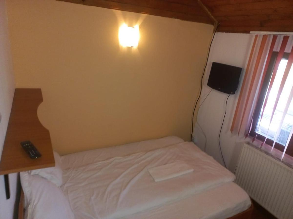 Double Room With Private Bathroom By Osteria Constantino Targoviste Exterior foto